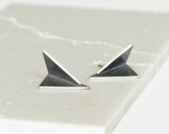 Pendientes de plata negra oxidada, inspirados en los aviones de papel de origami, Pendientes asimétricos, Joyería contemporanea