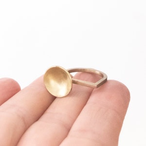Anello in ottone opaco, anello d'oro, anello delicato, anello minimalista, anello asimmetrico, anello semplice dorato, anello Midi, anelli geometrici per le donne immagine 4