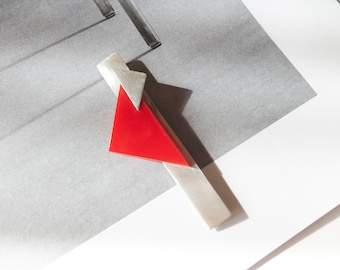 Geometrische zilveren broche met rode driehoek geïnspireerd door de kunst van de avant-garde Bauhaus, minimalistische sjaalpin voor dames, ongebruikelijk cadeau-idee