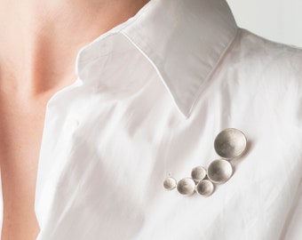 Broche en argent de déclaration pour femmes, épingle à châle moderne, pull d’avant-garde ou clip cardigan