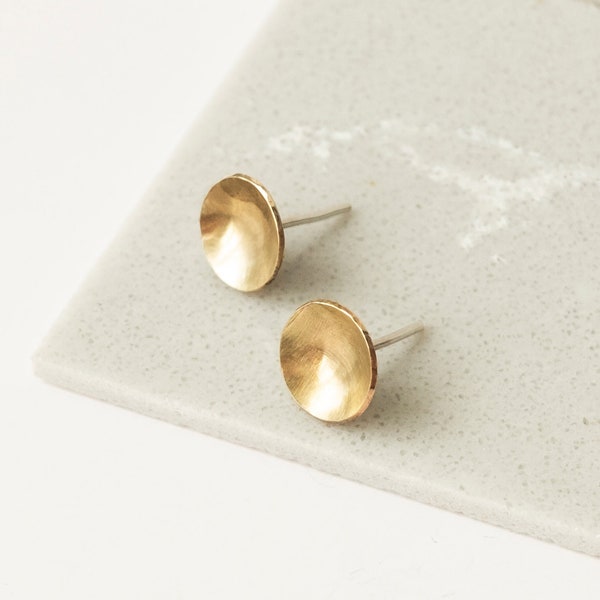 Boucles d’oreilles minimalistes Dot Circle, boucles d’oreilles à dôme en laiton doré, petites boucles d’oreilles rondes au fini mat, bijoux contemporains, cadeau inhabituel pour elle