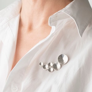 Moderne zilveren broche voor vrouwen, sculpturale minimalistische sjaalpin, abstracte hedendaagse sieraden afbeelding 1
