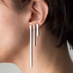 Puede incluir: Un letrero de madera rústica con el texto "Welcome to our home" en letras blancas. El letrero presenta un acabado envejecido y un diseño sencillo y acogedor, perfecto para un porche o entrada.