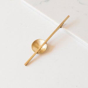 Moderne statement sieraden, koperen broche, handgemaakte sjaalpin, geometrische gouden brochepin, eigentijdse broche en oorbellen sieradenset afbeelding 1