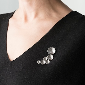 Moderne zilveren broche voor vrouwen, sculpturale minimalistische sjaalpin, abstracte hedendaagse sieraden afbeelding 4