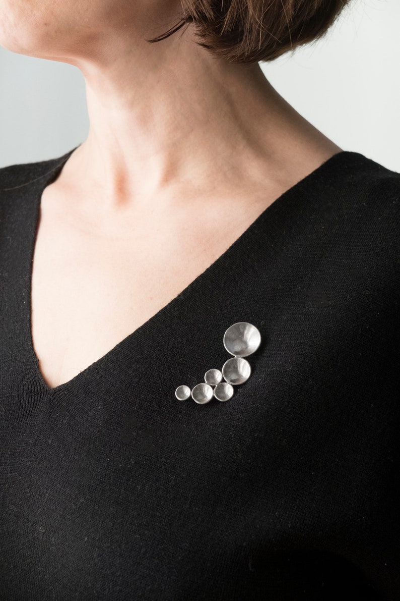 Moderne Silber Brosche für Frauen, skulpturale minimalistische Schalnadel, abstrakter zeitgenössischer Schmuck Bild 4