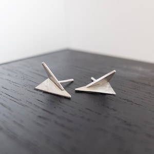 Orecchini da uomo a forma di aeroplano di carta in argento, fantastici gioielli da uomo origami, orecchini a bottone unici per uomo, regalo insolito per lui, gioielli contemporanei