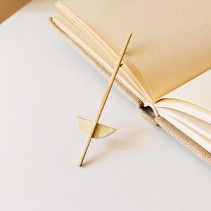 Broche géométrique en laiton doré, accessoire de déclaration inspiré des œuvres artistiques de Moholy Nagy et du style bauhaus, meilleur cadeau d'architecte pour elle image 6
