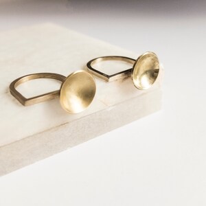 Matte koperen ring, Gouden ring, Sierlijke ring, Minimalistische ring, Asymmetrische ring, Gouden eenvoudige ring, Midi ring, Geometrische ringen voor vrouwen afbeelding 5