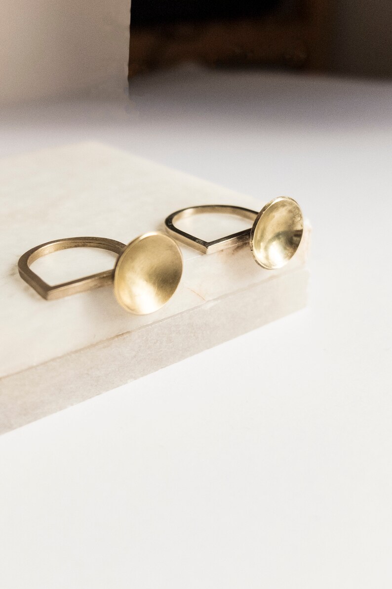 Anello in ottone opaco, anello d'oro, anello delicato, anello minimalista, anello asimmetrico, anello semplice dorato, anello Midi, anelli geometrici per le donne immagine 5