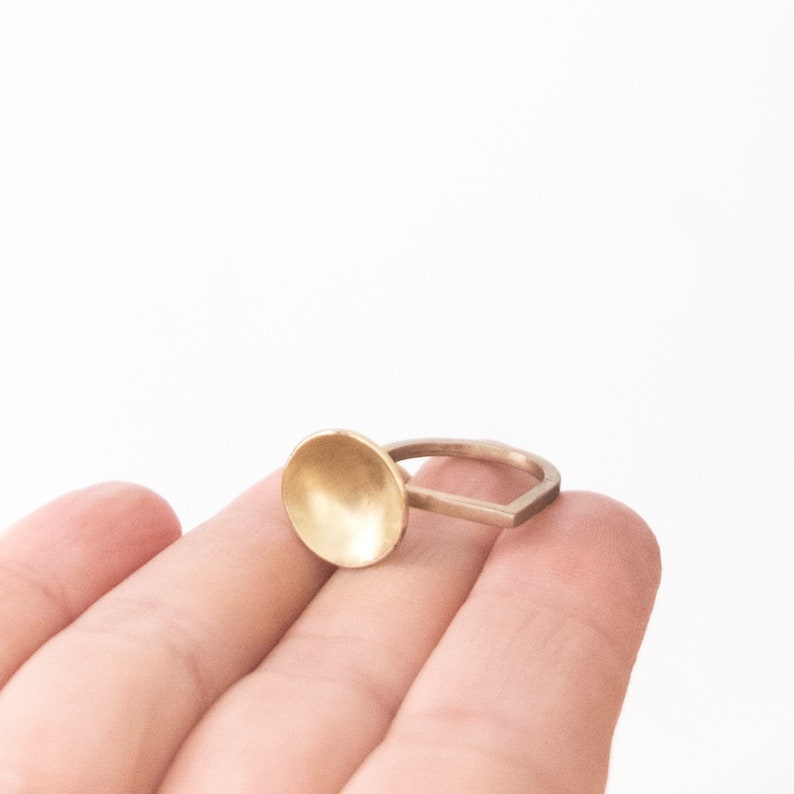 Anello in ottone opaco, anello d'oro, anello delicato, anello minimalista, anello asimmetrico, anello semplice dorato, anello Midi, anelli geometrici per le donne immagine 4