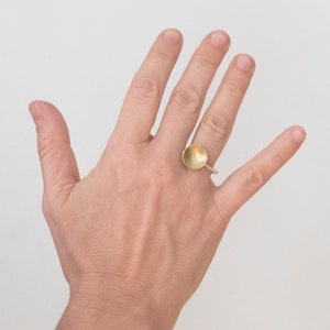 Anello in ottone opaco, anello d'oro, anello delicato, anello minimalista, anello asimmetrico, anello semplice dorato, anello Midi, anelli geometrici per le donne immagine 2