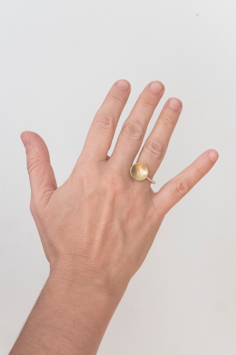 Matte koperen ring, Gouden ring, Sierlijke ring, Minimalistische ring, Asymmetrische ring, Gouden eenvoudige ring, Midi ring, Geometrische ringen voor vrouwen afbeelding 2