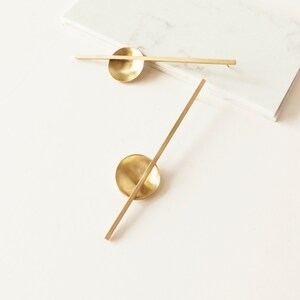 Moderne statement sieraden, koperen broche, handgemaakte sjaalpin, geometrische gouden brochepin, eigentijdse broche en oorbellen sieradenset afbeelding 6