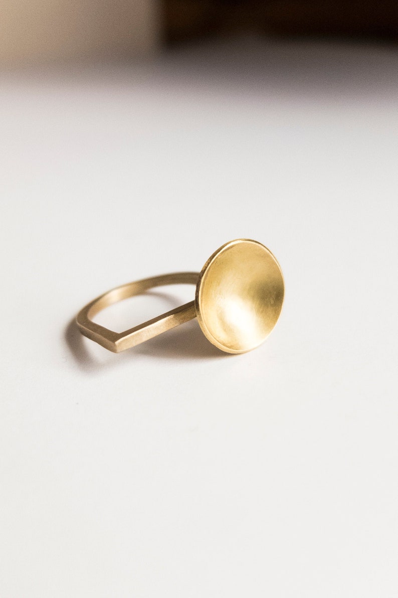 Anello in ottone opaco, anello d'oro, anello delicato, anello minimalista, anello asimmetrico, anello semplice dorato, anello Midi, anelli geometrici per le donne immagine 1