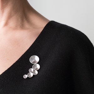 Moderne zilveren broche voor vrouwen, sculpturale minimalistische sjaalpin, abstracte hedendaagse sieraden afbeelding 6