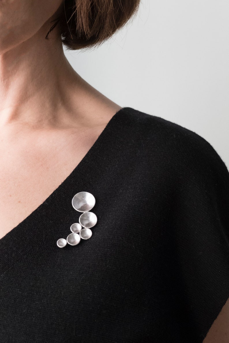 Moderne Silber Brosche für Frauen, skulpturale minimalistische Schalnadel, abstrakter zeitgenössischer Schmuck Bild 6