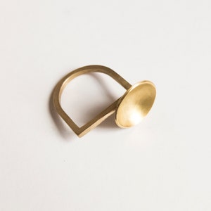 Anello in ottone opaco, anello d'oro, anello delicato, anello minimalista, anello asimmetrico, anello semplice dorato, anello Midi, anelli geometrici per le donne immagine 3