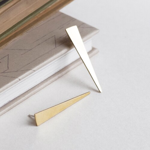 Clous d'oreilles triangulaires longs | Boucles d'oreilles pointes géométriques en laiton | Bijoux architecturaux minimalistes | Boucles d'oreilles tendance