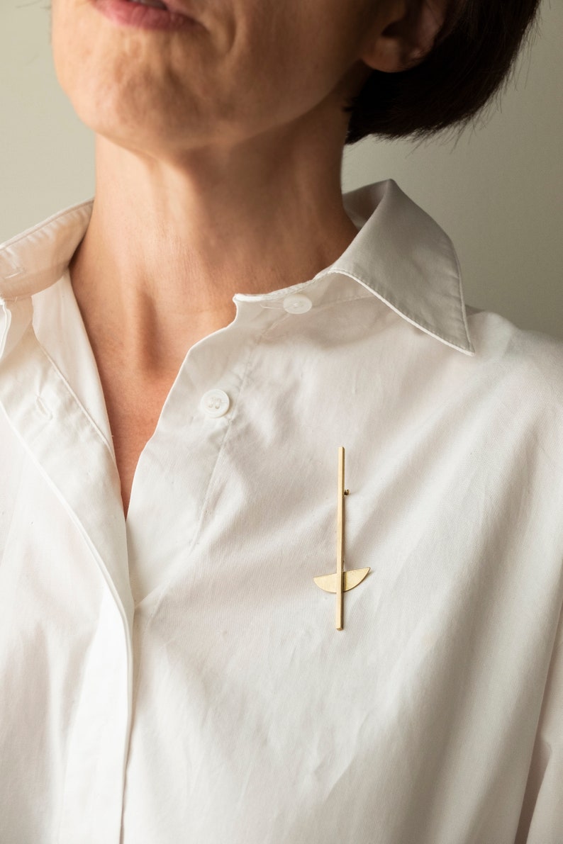 Broche geométrico de latón dorado, inspirado en las obras de Moholy Nagy y los diseños de la Bauhaus. Joyeria contemporanea hecha en España imagen 2