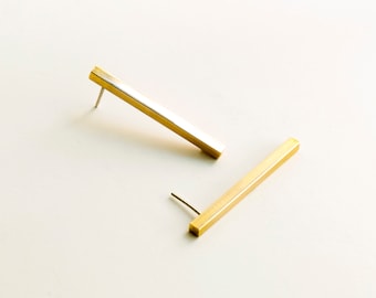 Boucles d'oreilles longues minimalistes, bijoux contemporains modernes, clous géométriques en laiton doré, clous avant-gardistes, cadeau architectural cool pour elle