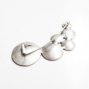 Moderne zilveren broche voor vrouwen, sculpturale minimalistische sjaalpin, abstracte hedendaagse sieraden afbeelding 8