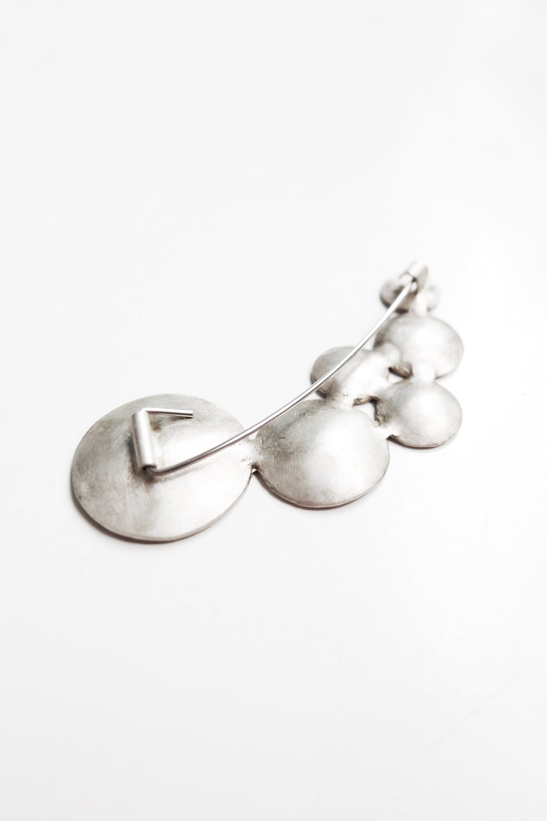 Moderne zilveren broche voor vrouwen, sculpturale minimalistische sjaalpin, abstracte hedendaagse sieraden afbeelding 8
