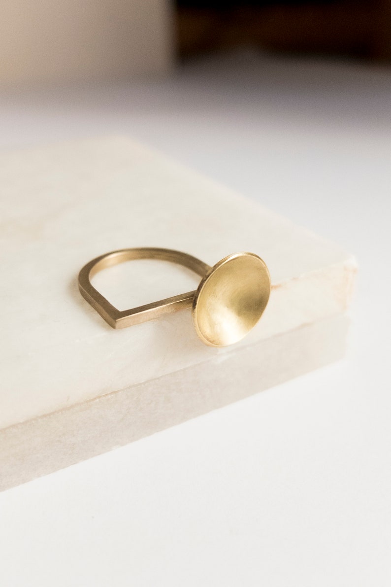 Matte koperen ring, Gouden ring, Sierlijke ring, Minimalistische ring, Asymmetrische ring, Gouden eenvoudige ring, Midi ring, Geometrische ringen voor vrouwen afbeelding 6