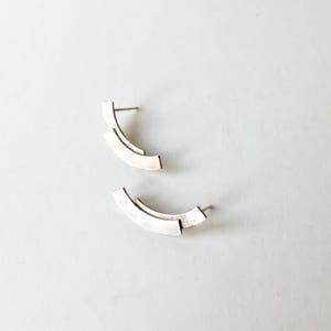 Pendientes asimétricos inspirados en los dibujos de curvas de Kandinsky, Pendientes originales de plata, Joyería contemporánea de autor