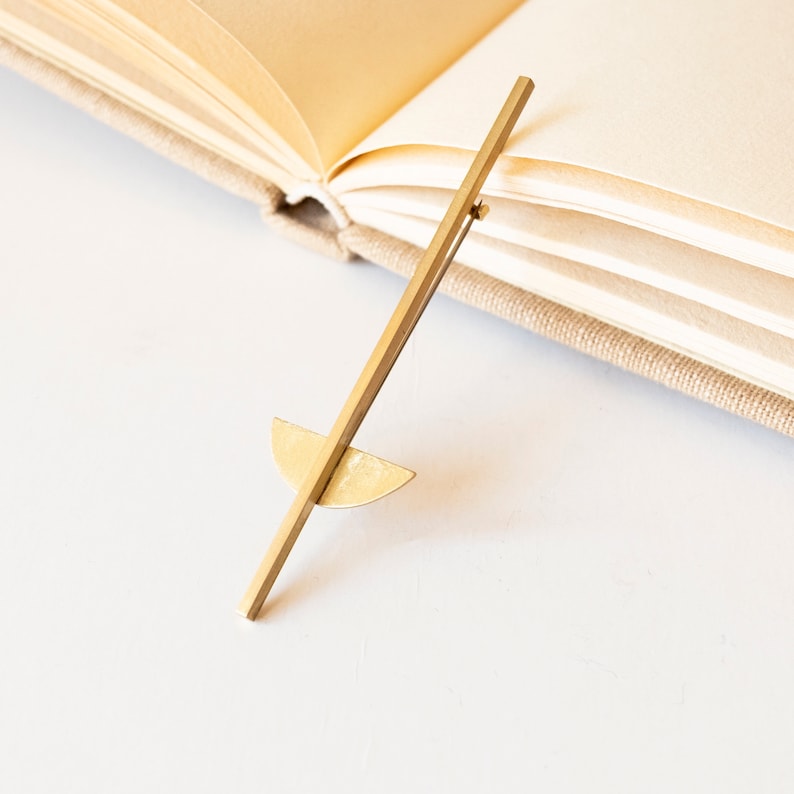Broche géométrique en laiton doré, accessoire de déclaration inspiré des œuvres artistiques de Moholy Nagy et du style bauhaus, meilleur cadeau d'architecte pour elle image 8