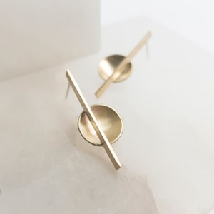 Moderne statement sieraden, koperen broche, handgemaakte sjaalpin, geometrische gouden brochepin, eigentijdse broche en oorbellen sieradenset afbeelding 4