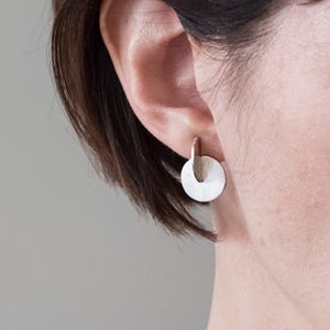 Boucles d'oreilles géométriques en argent sterling | Montants architecturaux minimalistes | Cercle et demi-cercle | Bijoux inspirés du Bauhaus