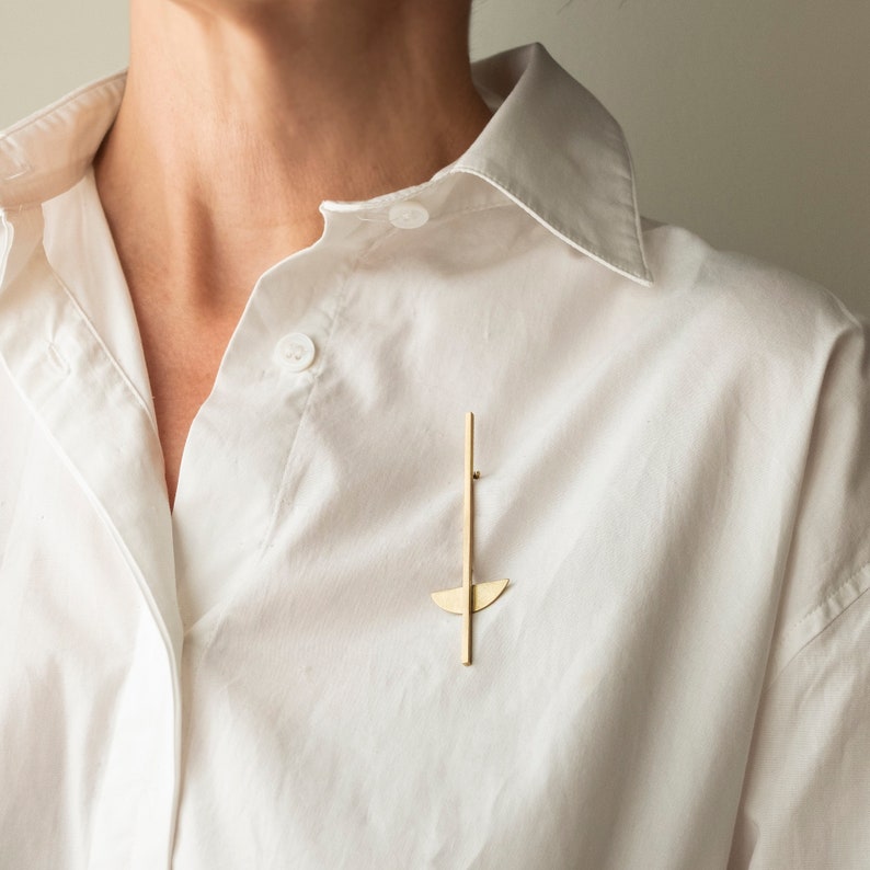 Broche géométrique en laiton doré, accessoire de déclaration inspiré des œuvres artistiques de Moholy Nagy et du style bauhaus, meilleur cadeau d'architecte pour elle image 5