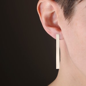 Statement-Ohrringe aus Sterlingsilber, minimalistische lange Ohrringe, moderner zeitgenössischer Schmuck, Matte geometrische Ohrstecker, architektonisches Geschenk für sie