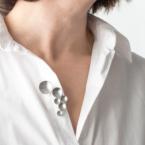 Moderne zilveren broche voor vrouwen, sculpturale minimalistische sjaalpin, abstracte hedendaagse sieraden afbeelding 3