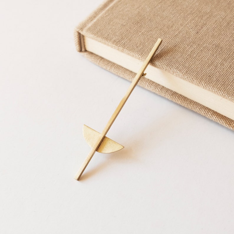 Broche geométrico de latón dorado, inspirado en las obras de Moholy Nagy y los diseños de la Bauhaus. Joyeria contemporanea hecha en España imagen 10