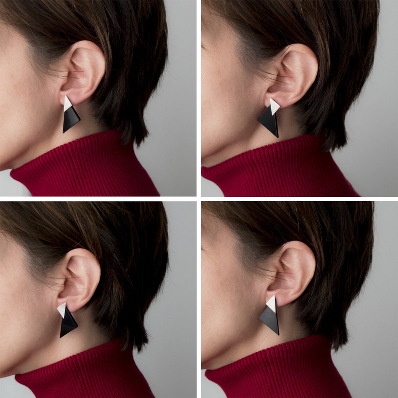 Puede incluir: Dos personas con pendientes triangulares en blanco y negro. Los pendientes son de estilo geom&eacute;trico y moderno.