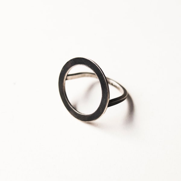 Bague en argent oxydé noir pour femme, bijoux gothiques foncés, bague cercle tendance, bijoux géométriques contemporains, cadeau cool inhabituel pour elle