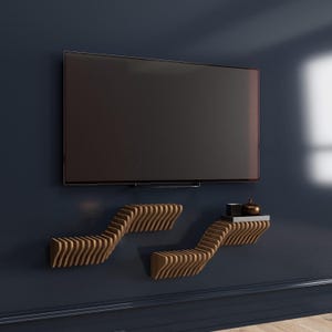 Pu&ograve; includere: Un muro blu scuro con una TV a schermo piatto montata sopra due mensole in legno. Le mensole sono curve e hanno un design ondulato.