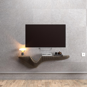 Pode incluir: Um suporte de TV moderno e minimalista com um design &uacute;nico e ondulado. O suporte &eacute; feito de madeira e tem um acabamento marrom escuro. Ele possui uma prateleira integrada para armazenar dispositivos multim&iacute;dia ou outros itens. O suporte &eacute; montado na parede e &eacute; iluminado por uma pequena l&acirc;mpada.