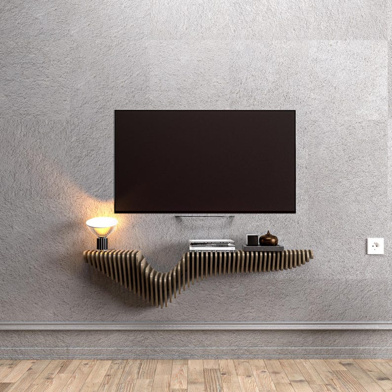 Pode incluir: Um suporte de TV moderno e minimalista com um design &uacute;nico e ondulado. O suporte &eacute; feito de madeira e tem um acabamento marrom escuro. Ele possui uma prateleira integrada para armazenar dispositivos multim&iacute;dia ou outros itens. O suporte &eacute; montado na parede e &eacute; iluminado por uma pequena l&acirc;mpada.