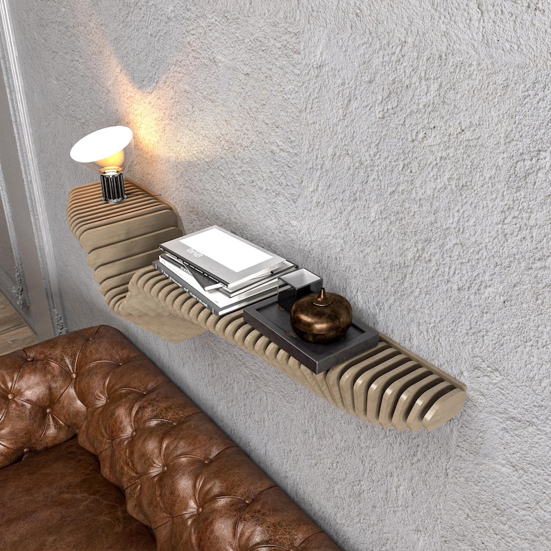 Pode incluir: Uma prateleira de parede de madeira com um design curvo &uacute;nico. A prateleira &eacute; feita de madeira marrom claro e tem uma s&eacute;rie de ripas horizontais. A prateleira &eacute; decorada com uma pequena l&acirc;mpada, uma pilha de livros e um objeto decorativo.