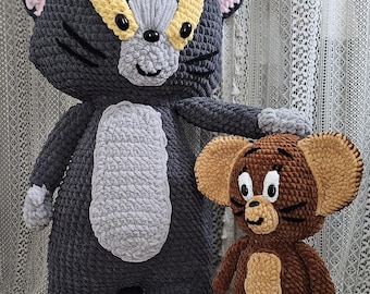 Gato gris grande y ratón marrón pequeños tejidos a crochet
