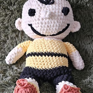Handgemaakte gehaakte retro kleine jongen