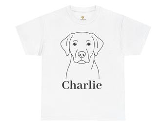 Puede incluir: Camiseta blanca con un dibujo lineal negro de la cara de un perro. El nombre del perro, "Charlie", está impreso en negrita, en negro, debajo de la ilustración. La camiseta tiene cuello redondo y mangas cortas.