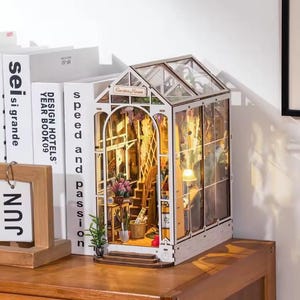 Quebra-cabeça Garden Book Nook para estante, luz LED interna, kit de modelo de estufa faça você mesmo, adulto ou adolescente, presenteie o amor pela literatura e pela natureza