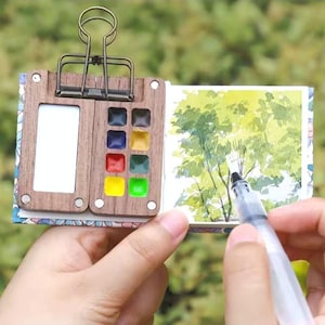 Set di acquerelli Teeny Tiny, portatile in legno, quaderno per schizzi e penna, clip, piccola tavolozza, alimenta la dipendenza dall'arte in movimento