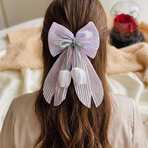 Lazo lavanda iridiscente con dijes de tulipanes / Pinza para el cabello coqueta plisada con brillo