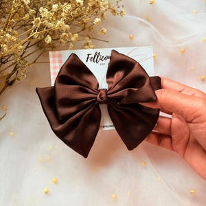 Fiocco per capelli in raso marrone, fermaglio per capelli in seta a doppio strato, fiocco marrone civettuolo per donna, accessorio per capelli da indossare tutti i giorni per ragazze, fermaglio estetico
