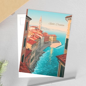 Könnte beinhalten: Eine Postkarte mit einer Küstenlandschaft von Split, Kroatien. Die Illustration zeigt Gebäude mit roten Ziegeldächern, einen hohen Glockenturm und die Adria. Der Text "Split, Croatia" ist auf der Postkarte aufgedruckt.